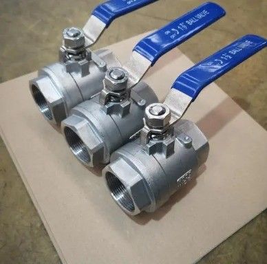 Válvula de bolas de NPT/BSP DN15 con rosca de perforación completa para aplicaciones industriales/sanitarias de acero