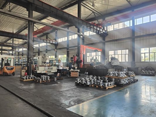 Verifique la estructura de la válvula de bola de trunnion de acero al carbono 2PC con diseño seguro contra incendios